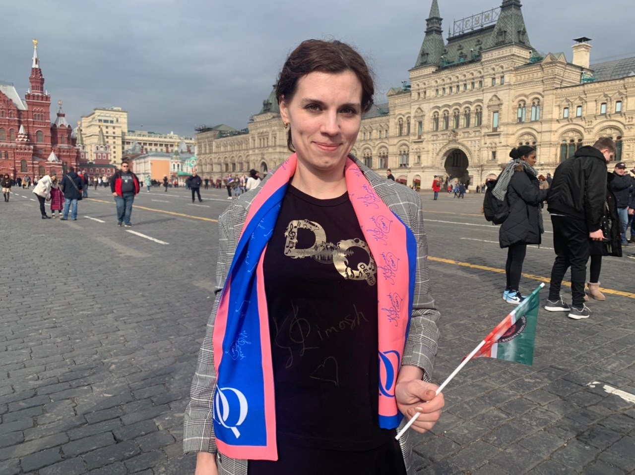 скандальное фото блогера на красной площади