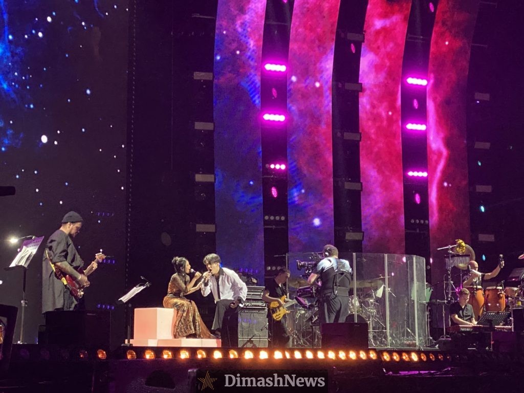 Димаш Кудайберген впервые спел дуэтом со своим фанатом из Индонезии на концерте в Санкт-Петербурге.