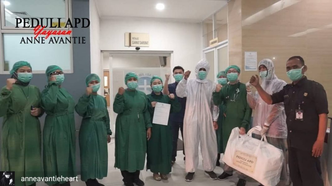 Фан-клуб Димаша в Индонезии раздает антисептики в помощь людям в борьбе с коронавирусом