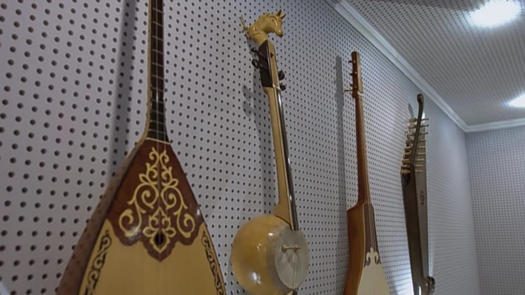 Фан-клуб Димаша в Беларуси подарил певцу именной музыкальный инструмент
