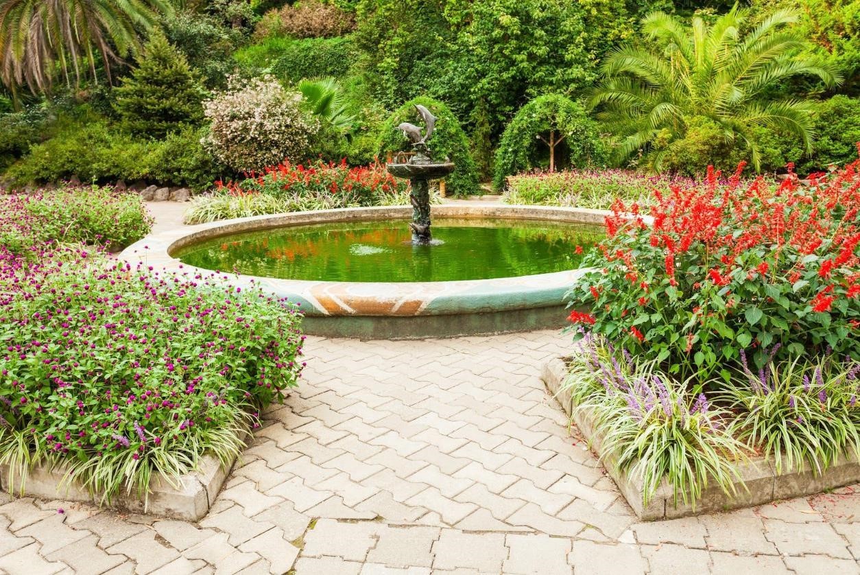 Батуми Ботанический сад фонтан с девушкой