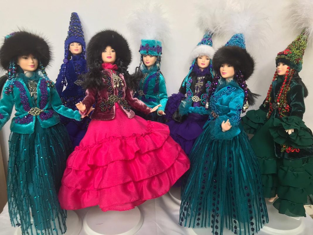 Красота казахского национального костюма в миниатюре: кукольный модельер Гульнара Хамза