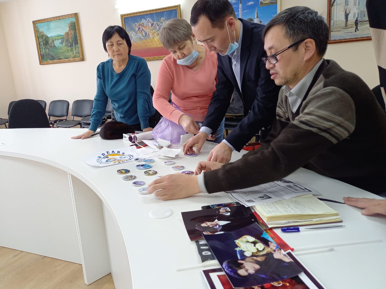 Dears donated items with logos of Dimash’s fan-clubs around the world to the Aktobe Museum