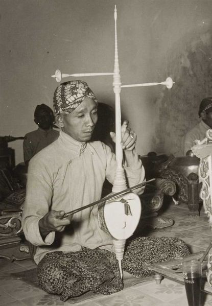 The "Love of Tired Swans" in the sound of an Indonesian gamelan