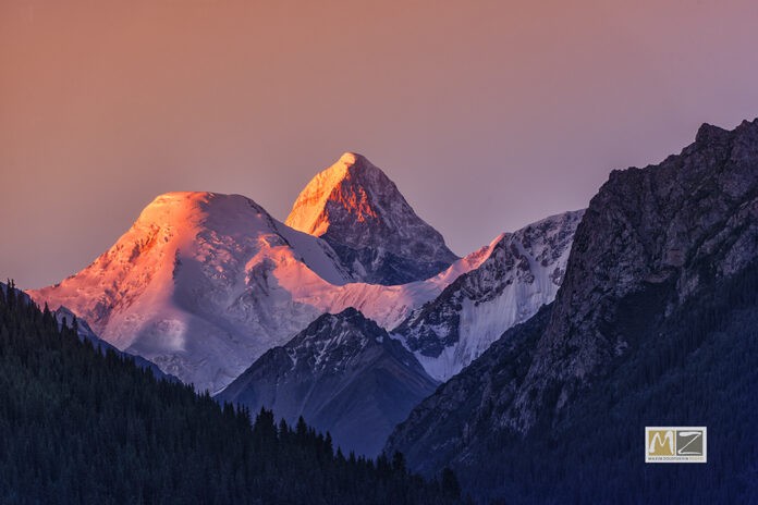 Хан-Тенгри пик горы рассвет фотограф Максим Золотухин