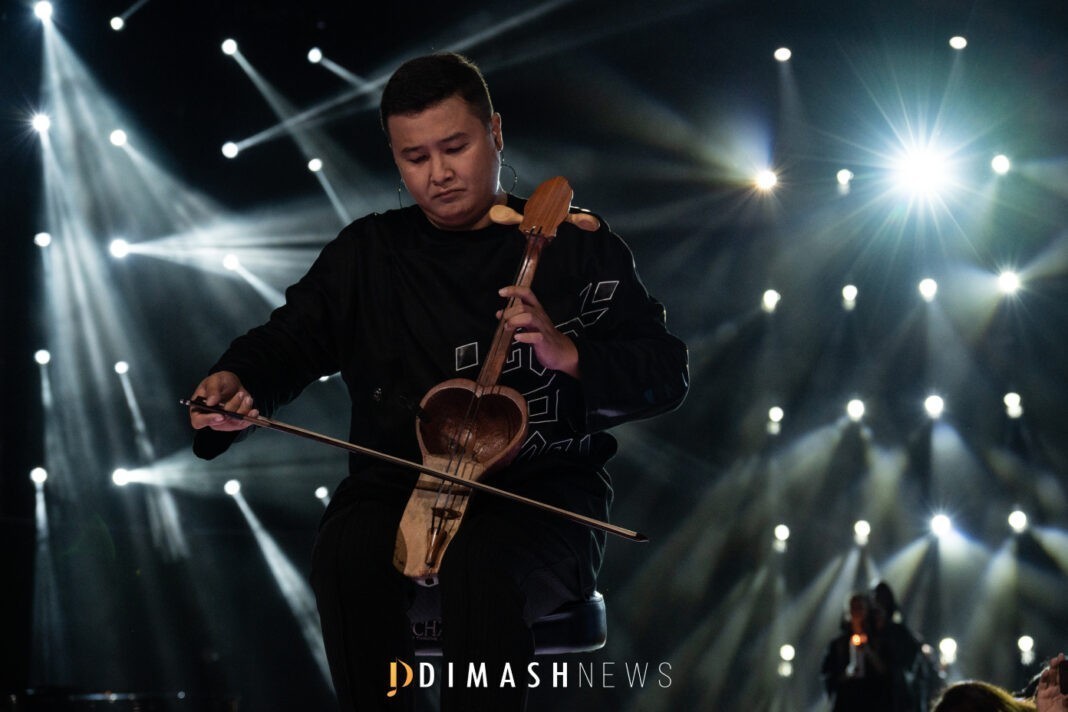 Кобыз-«чужестранец»: Димаш презентовал песню с казахским народным инструментом