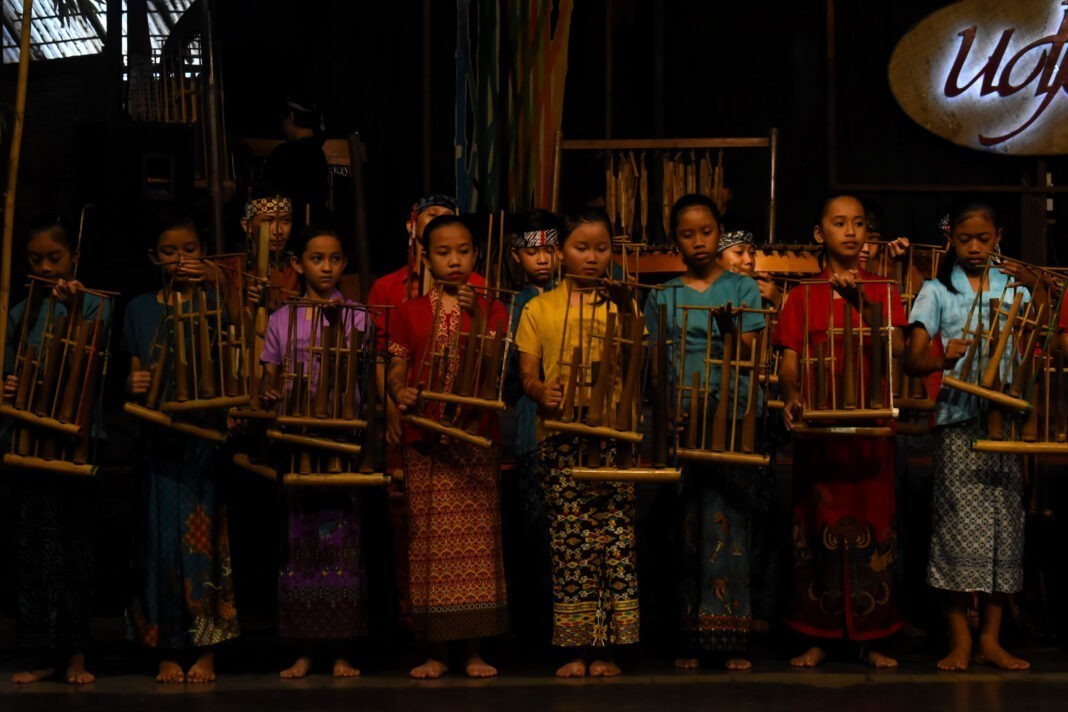 "Love of Tired Swans" Played on Indonesian Angklung