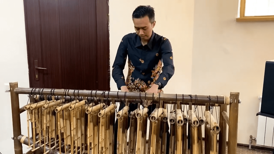 "Love of Tired Swans" Played on Indonesian Angklung