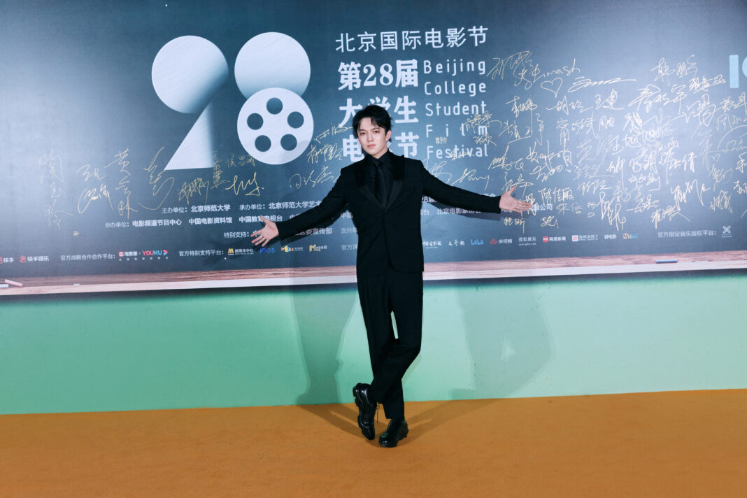 Димаш выступил на Пекинском студенческом кинофестивале