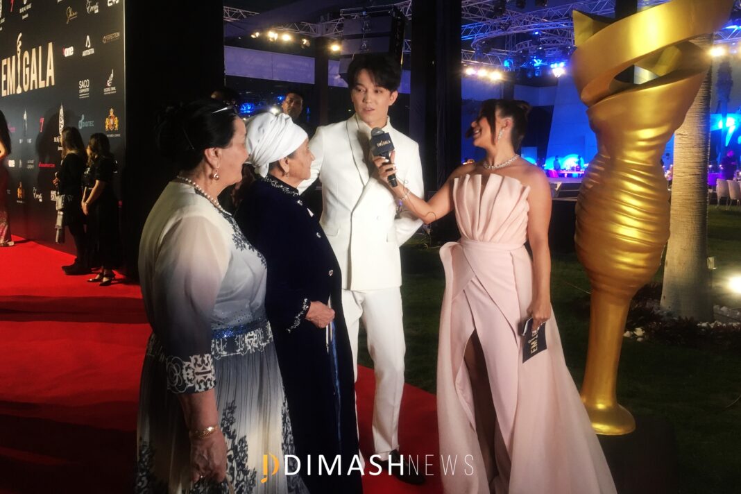Dimash received an award at the EMIGALA Fashion Awards in Dubai