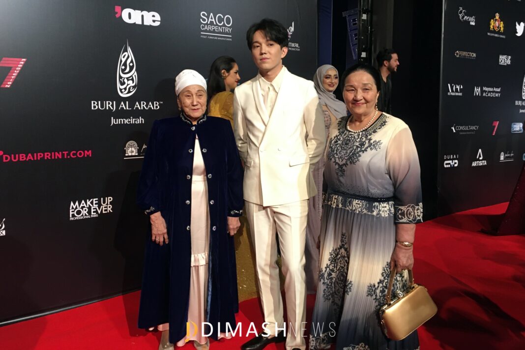 Dimash received an award at the EMIGALA Fashion Awards in Dubai