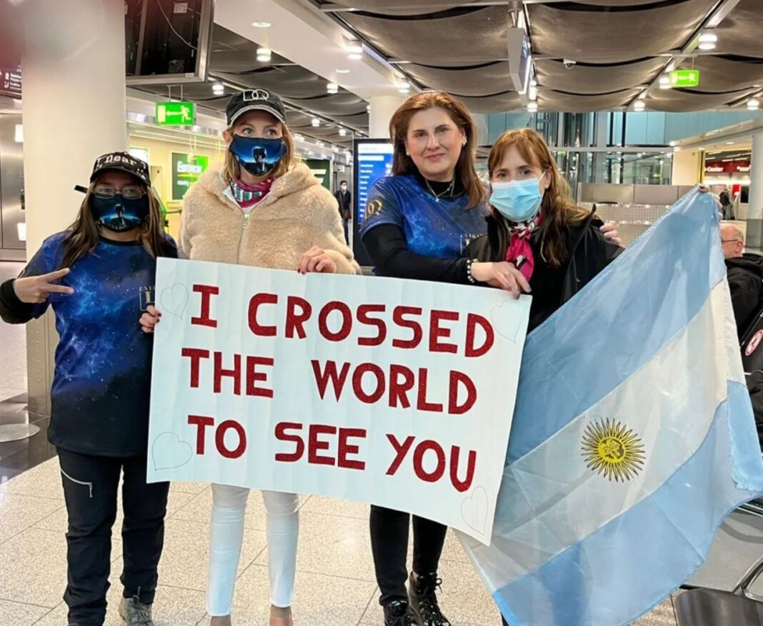 "We crossed the world to see you": Dears met Dimash at Düsseldorf airport