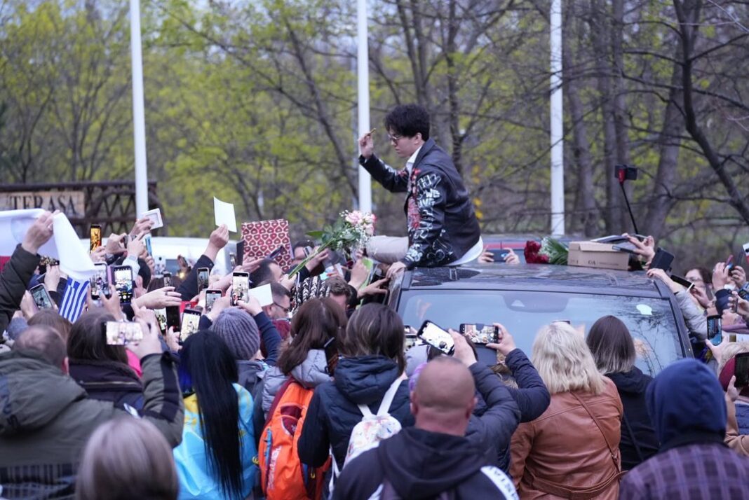 Warm meeting of Dimash and Dears in the heart of the Czech Republic