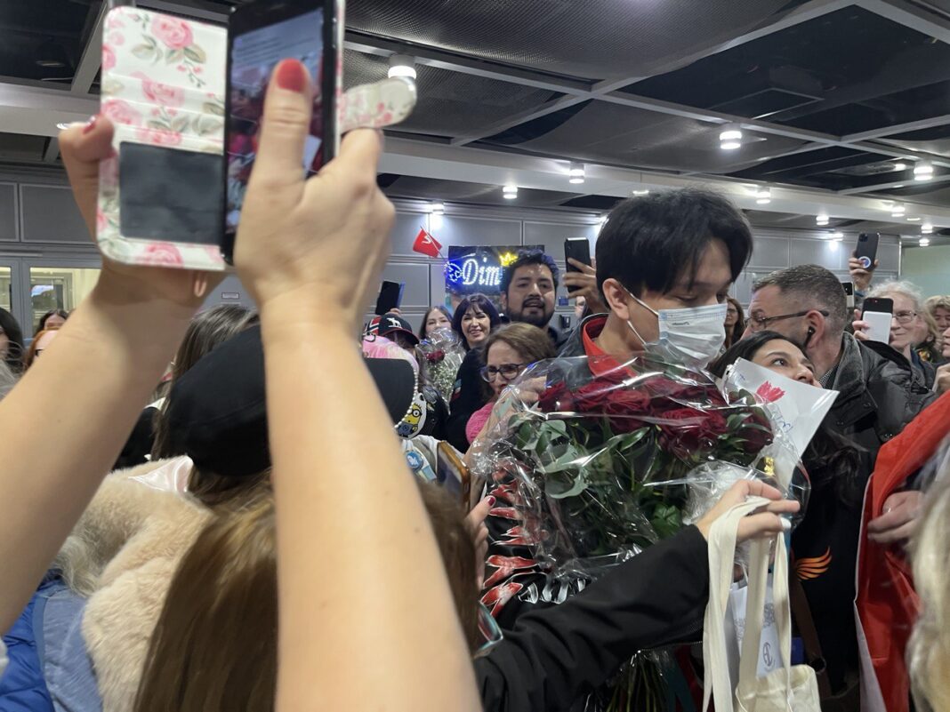 "We crossed the world to see you": Dears met Dimash at Düsseldorf airport