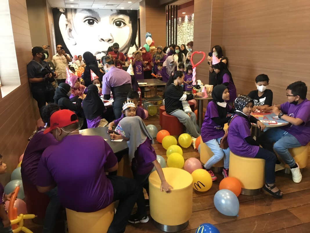 Поклонники Димаша из Малайзии организовали благотворительную акцию в честь дня рождения исполнителя