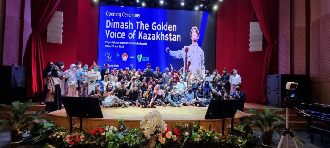 Выставка «Димаш: Золотой голос Казахстана» прошла в Индонезии