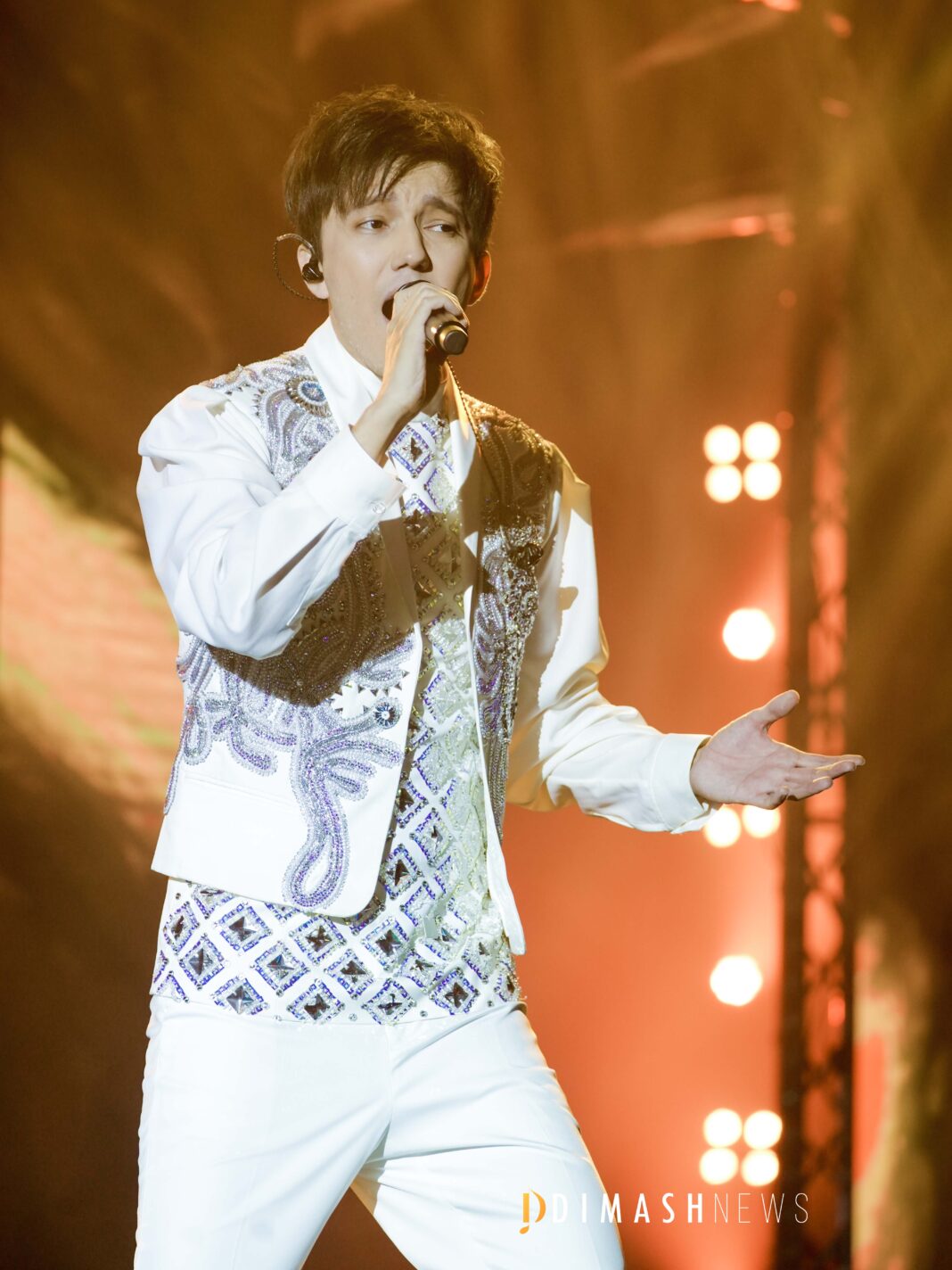 Dimash performed at the BIZ BIRGEMIZ charity festival