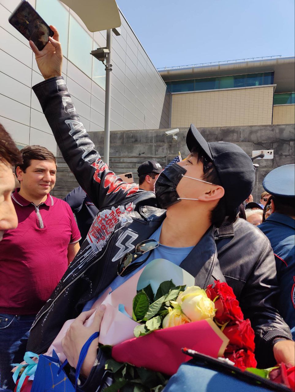 Stranger in Yerevan: Dears warmly greeted Dimash at the airport