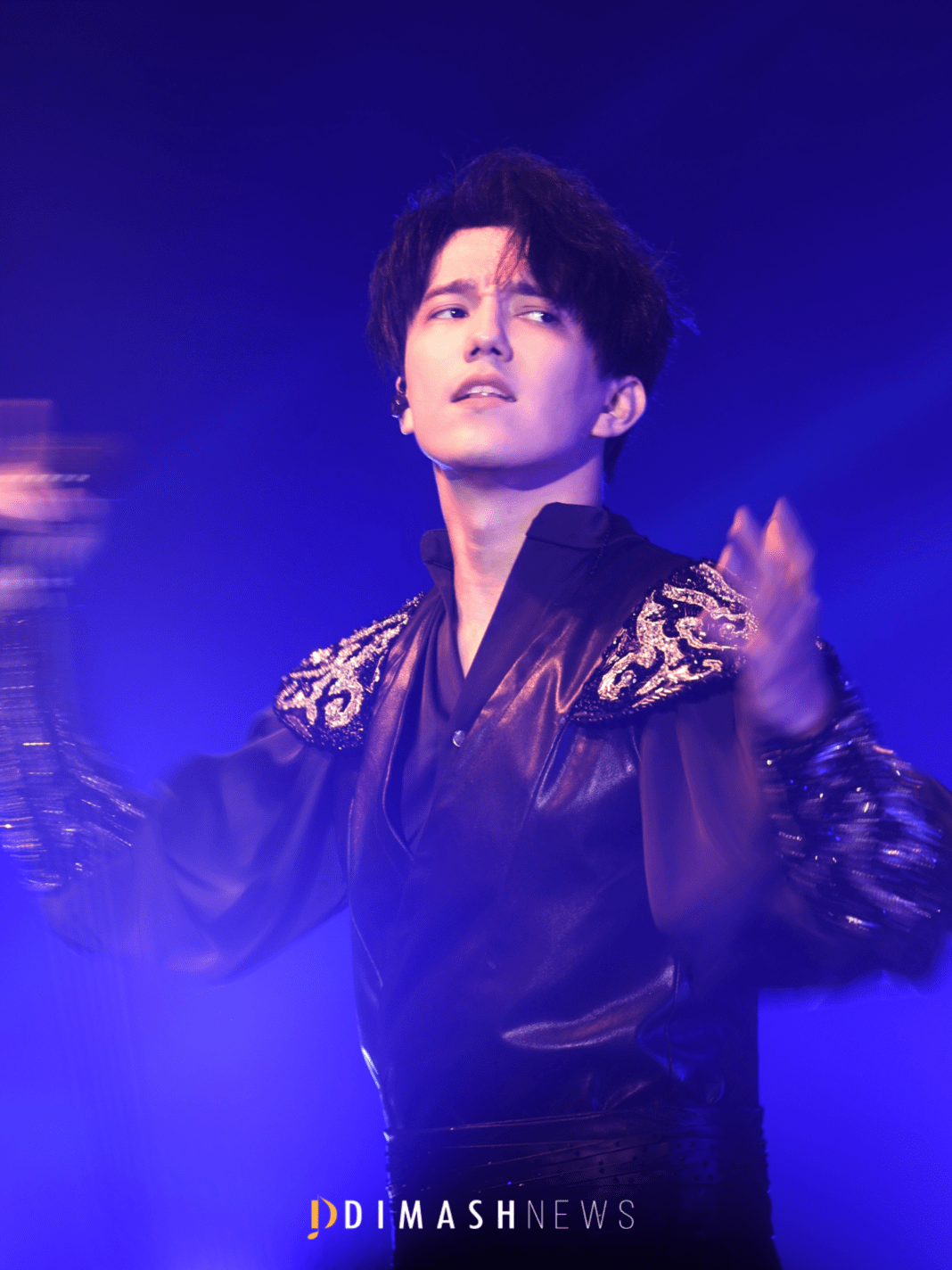 The national Turkish musical instrument was given to Dimash in Antalya