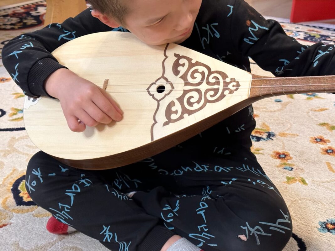 Музыкальные инструменты от поклонников Димаша из Великобритании были переданы в «SOS Детские деревни Казахстана»