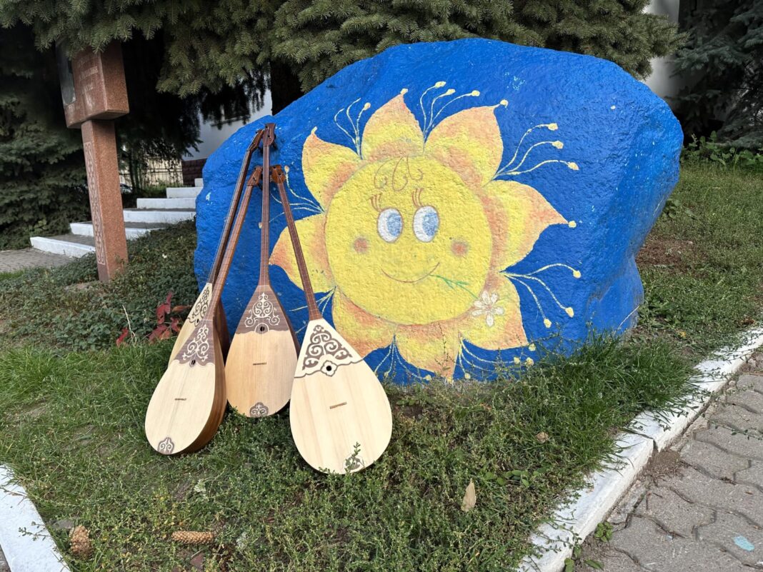 Музыкальные инструменты от поклонников Димаша из Великобритании были переданы в «SOS Детские деревни Казахстана»