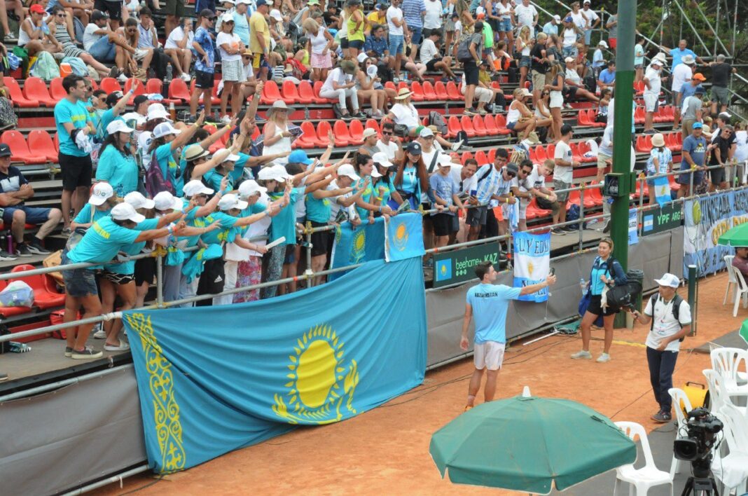 Поклонники Димаша из Латинской Америки приехали поддержать казахстанских спортсменов на Кубке Дэвиса 