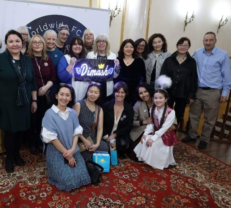 Поклонники Димаша из Великобритании поддерживают пострадавших от наводнений казахстанцев