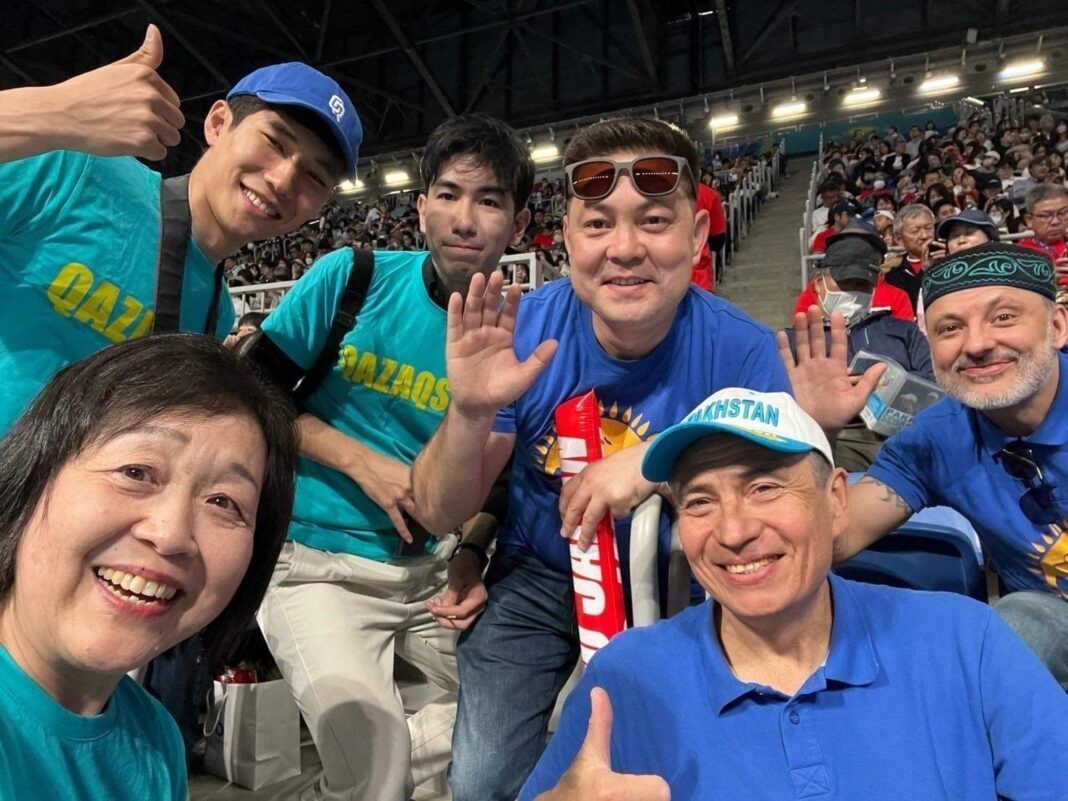 Japanese Dears attended the Billie Jean King cup tennis match to support the Kazakhstan team