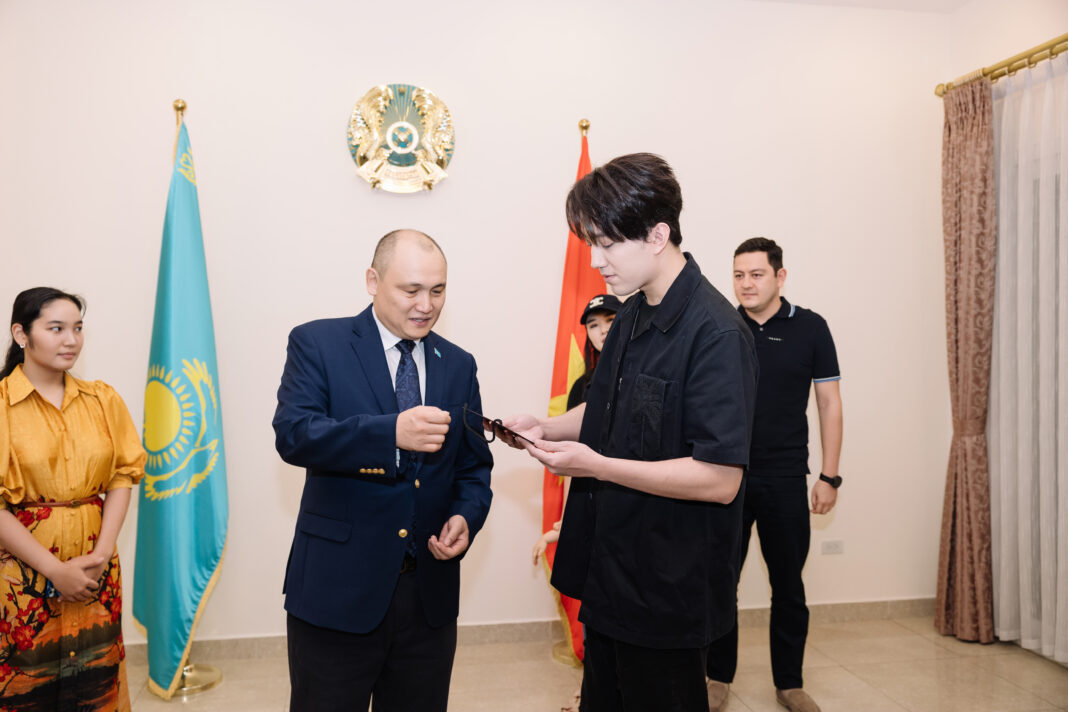 Димаш посетил Посольство Республики Казахстан во Вьетнаме