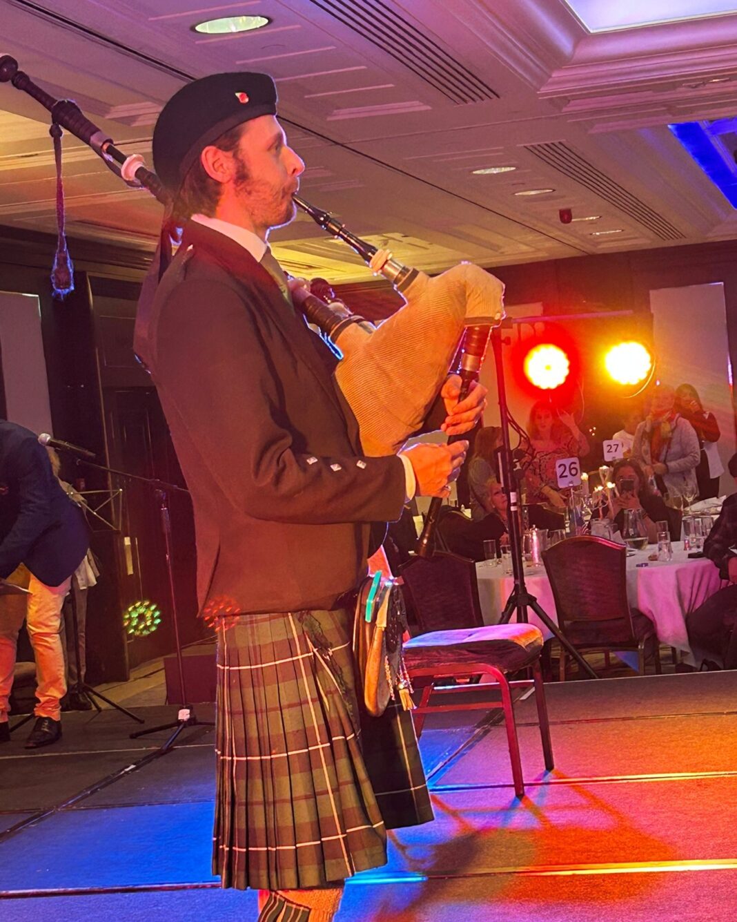 Dears Димаша Кудайбергена собрались в Лондоне: поклонники казахстанского артиста провели мероприятие перед концертом