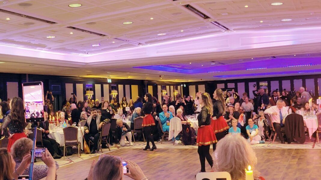 Dears Димаша Кудайбергена собрались в Лондоне: поклонники казахстанского артиста провели мероприятие перед концертом