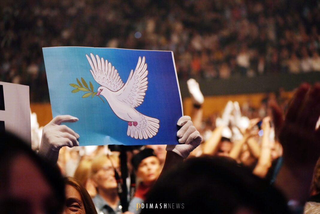 «Мы выбираем жизнь». Поклонники Димаша Кудайбергена провели акцию на его концерте в Барселоне