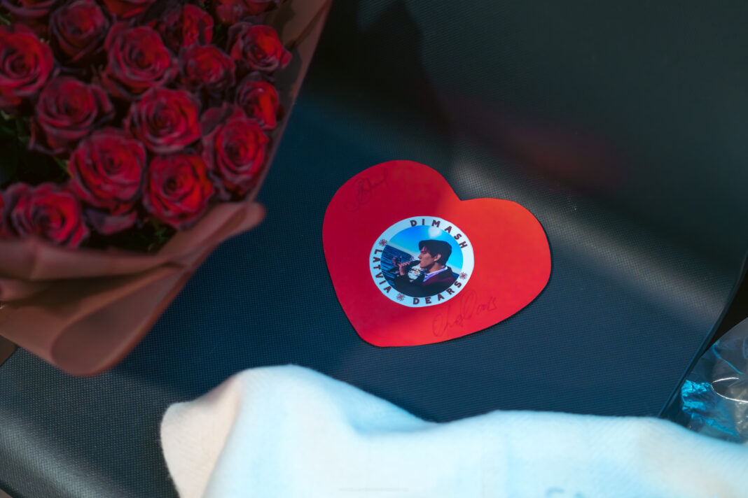 Димашу Кудайбергену подарили музыкальный инструмент, включённый в культурный канон Латвии Димашу Кудайбергену подарили музыкальный инструмент, включённый в культурный канон Латвии