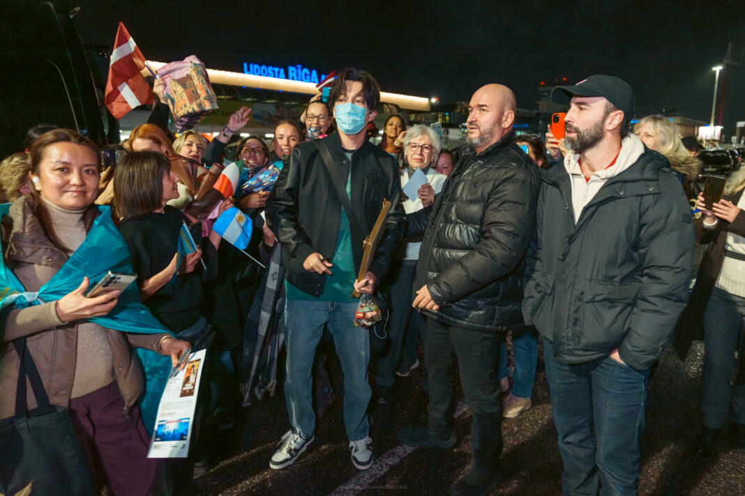 Димашу Кудайбергену подарили музыкальный инструмент, включённый в культурный канон Латвии Димашу Кудайбергену подарили музыкальный инструмент, включённый в культурный канон Латвии