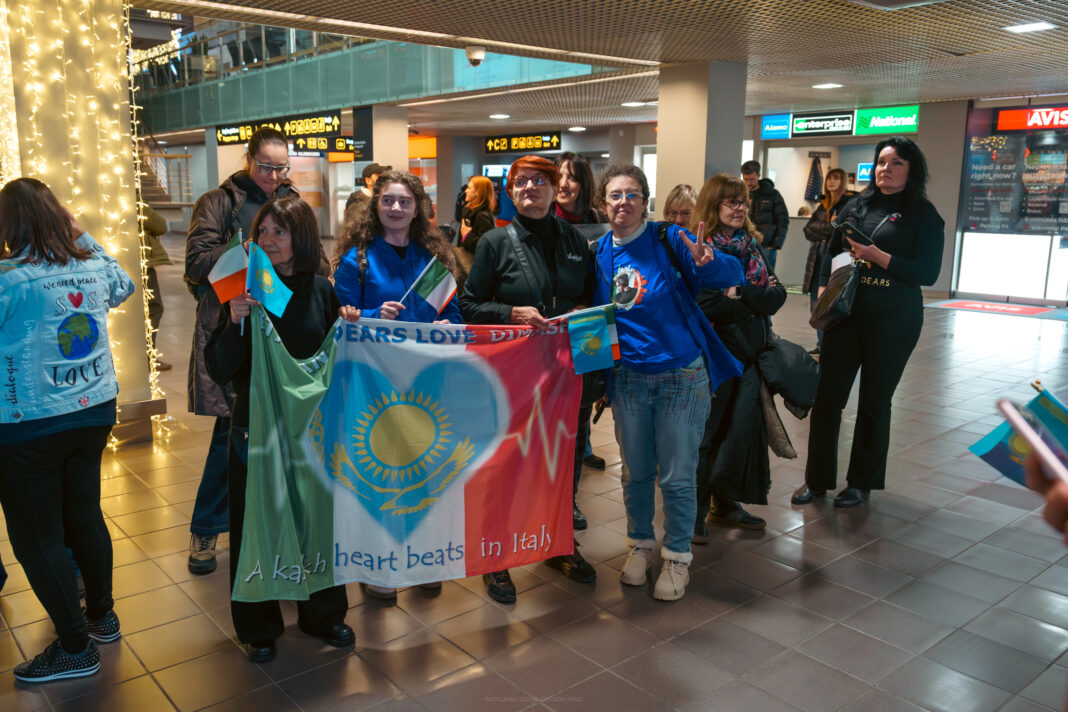 Димашу Кудайбергену подарили музыкальный инструмент, включённый в культурный канон Латвии Димашу Кудайбергену подарили музыкальный инструмент, включённый в культурный канон Латвии