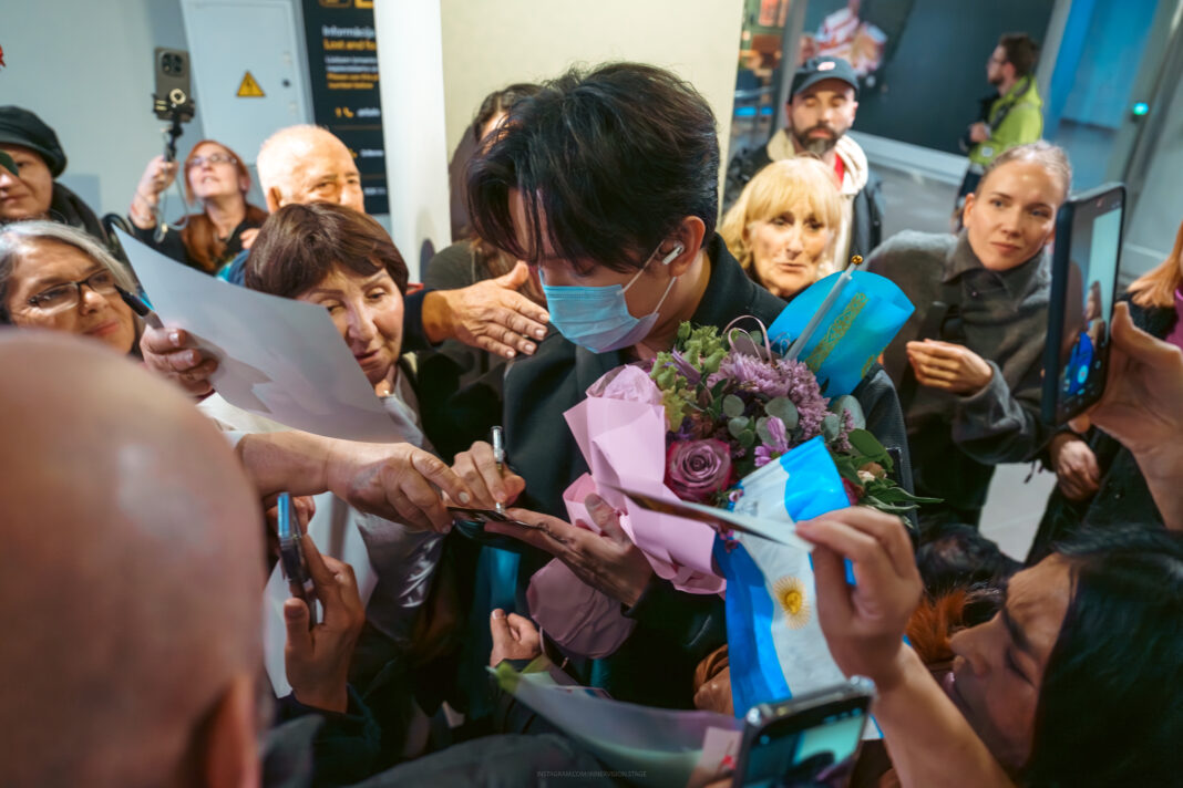 Димашу Кудайбергену подарили музыкальный инструмент, включённый в культурный канон Латвии Димашу Кудайбергену подарили музыкальный инструмент, включённый в культурный канон Латвии