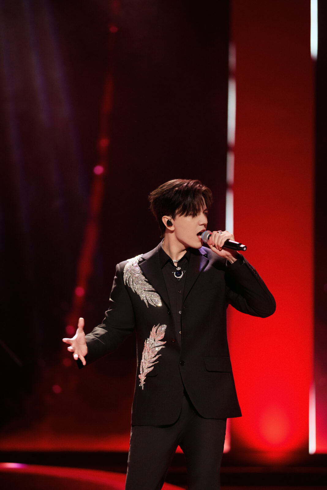 Димаш Кудайберген выступил на открытии и закрытии церемонии 2026 Tmall NEWTY Festival Offline Events в Шанхае