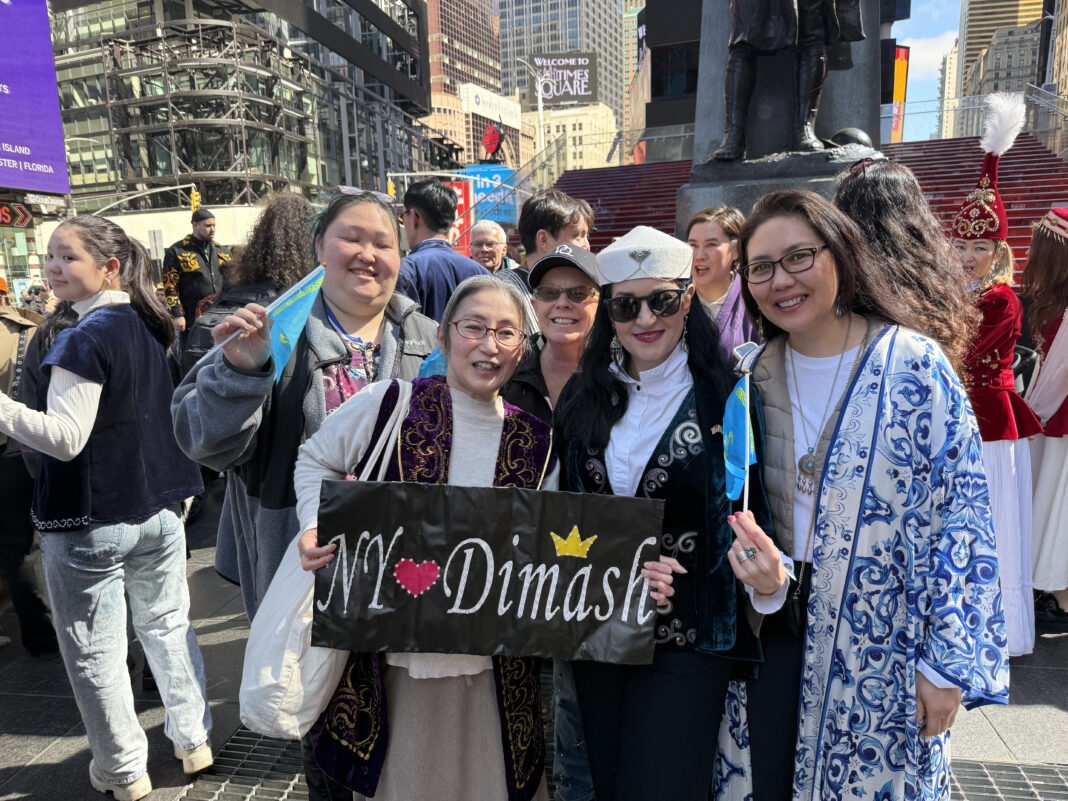 Фанаты Димаша Кудайбергена из США отпраздновали Наурыз в сердце Нью-Йорка