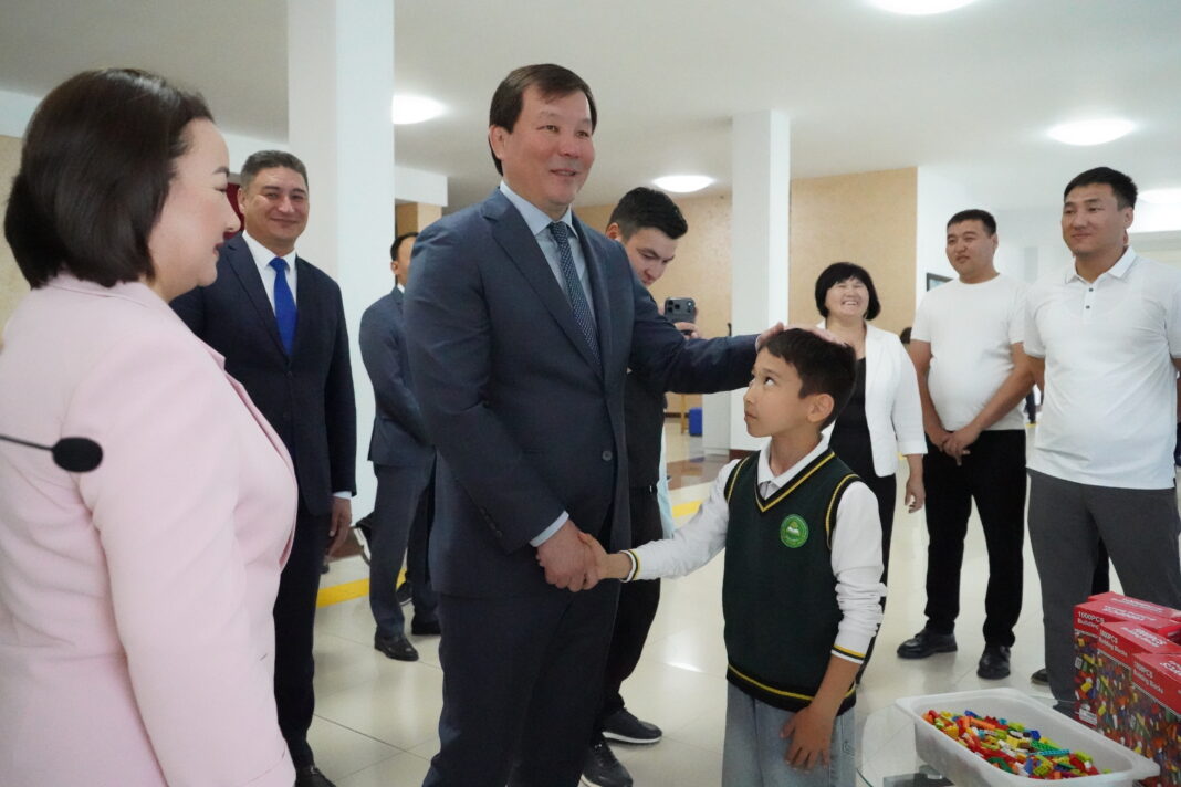 В Актобе школьники создали масштабный LEGO-портрет Димаша Кудайбергена В Актобе школьники создали масштабный LEGO-портрет Димаша Кудайбергена