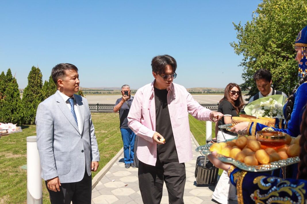 Димаш Кудайберген прибыл в Катон-Карагайский район для участия в музыкальном фестивале